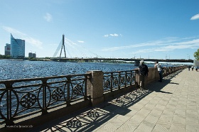 20180620__00257-196 Sur les rives de la Daugava, vue sur le pont Vansu et la