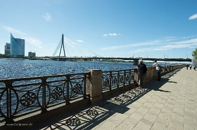 20180620__00257-196 Sur les rives de la Daugava, vue sur le pont Vansu et la 