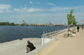 20180621__00155-26 Quai de la Daugava, vue sur le pont de chemin de fer.