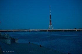 20180622__00735-731 Promenade de la Daugava, 23h10 vue sur le pont Salu et la tour de la télévision