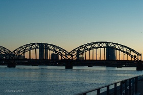 20180622__00735-733 Promenade de la Daugava, 23h10 vue sur le pont de chemin de fer