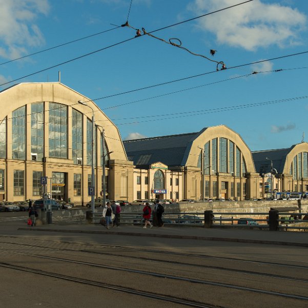 Le Marché Central Central tirgus en lettonien, juste au sud de la gare, un immense marché de gros et de détail, installé pour l'essentiel...