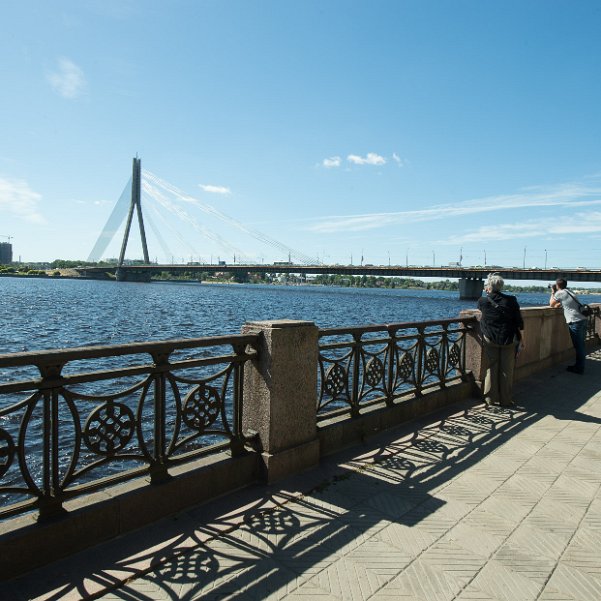 Les Rives de la Daugava Une immense rivière, dont la légende proclame qu'une mythique traversée par le grand Christophe fut à l'origine de la...