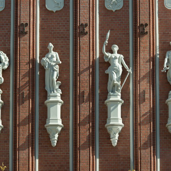 Le Vieux Riga Un quartier de rues etroites, autour de la place Ratslaukums, riche de curiosités, de musées, de monuments ...et de...