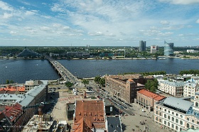 20180620__00257-111 Eglise luthérienne Saint Pierre, vue depuis la plateforme sur la place tätslaukums et le pont Akmens