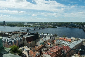 20180620__00257-112 Eglise luthérienne Saint Pierre, vue depuis la plateforme sur le pont de chemin de fer