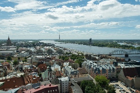 20180620__00257-113 Eglise luthérienne Saint Pierre, vue depuis la plateforme, sur le marché central, l'académie des sciences (à G) et la tour de la télévision (au fond)