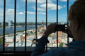 20180620__00257-120 Eglise luthérienne Saint Pierre, vue depuis la plateforme surle vieux Riga et le pont Vansu