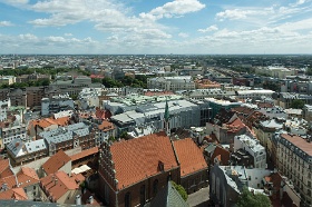 20180620__00257-123 Eglise luthérienne Saint Pierre, vue depuis la plateforme sur l'église St Jean, la gare et le centre de Riga