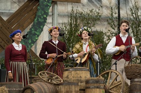 20180622__00735-248 Quai du 11 Novembre, veille du Ligo, cloture du festival international de folklore de la Baltique avec des groupes lettons, lituaniens, estoniens et georgiens.