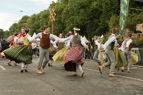 20180622__00735-299 Quai du 11 Novembre, veille du Ligo, cloture du festival international de folklore de la Baltique avec des groupes lettons, lituaniens, estoniens et georgiens.