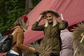 20180623__00392-108 Fête du Ligo à Dzeguzkalns, essai de coiffure traditionnelle