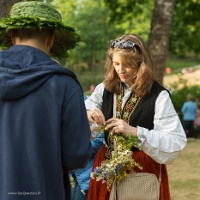 20180623__00392-116 Fête du Ligo à Dzeguzkalns, confection de coiffure