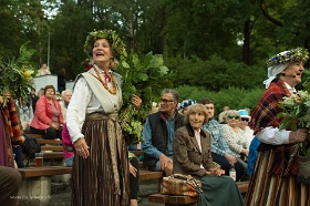 20180623__00392-149 Fête du Ligo à Dzeguzkalns, groupe folklorique Atštaukas (le siège) de Liepaja.