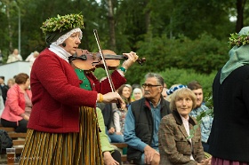 20180623__00392-150 Fête du Ligo à Dzeguzkalns, groupe folklorique Atštaukas (le siège) de Liepaja.