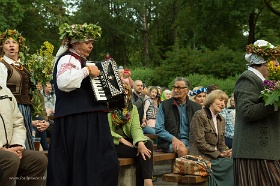 20180623__00392-151 Fête du Ligo à Dzeguzkalns, groupe folklorique Atštaukas (le siège) de Liepaja.