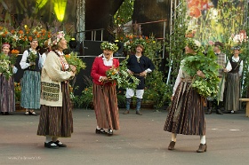 20180623__00392-154 Fête du Ligo à Dzeguzkalns, groupe folklorique Atštaukas (le siège) de Liepaja.