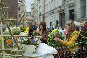 20180622__00735-227 Marché aux fleurs du Ligo, rue Jauniela, devant la cathédrale