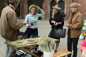 20180622__00735-236 Marché aux fleurs du Ligo, rue Jauniela, devant la cathédrale