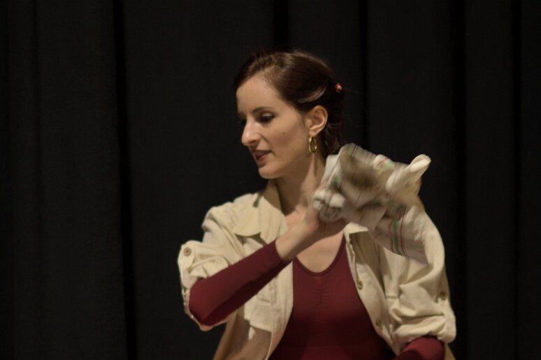 Compagnie Sohan 20260408 (12) Filage au Théâtre de l'Uchronie, avec Laurie Billotet, Malesa Rinaldi, Alicia Jacquet Carrillo. Mise en scène Laurie Billotet assistée de Emeline Descharles