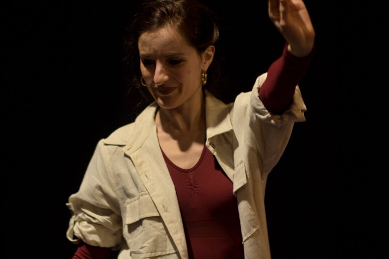 Compagnie Sohan 20260408 (20) Filage au Théâtre de l'Uchronie, avec Laurie Billotet, Malesa Rinaldi, Alicia Jacquet Carrillo. Mise en scène Laurie Billotet assistée de Emeline Descharles