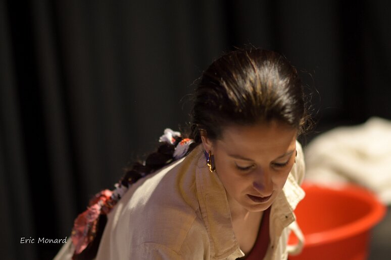 Compagnie Sohan 20260408 (24) Filage au Théâtre de l'Uchronie, avec Laurie Billotet, Malesa Rinaldi, Alicia Jacquet Carrillo. Mise en scène Laurie Billotet assistée de Emeline Descharles