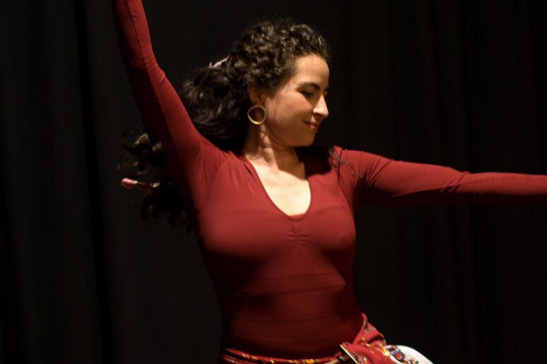 Compagnie Sohan 20260408 (26) Filage au Théâtre de l'Uchronie, avec Laurie Billotet, Malesa Rinaldi, Alicia Jacquet Carrillo. Mise en scène Laurie Billotet assistée de Emeline Descharles