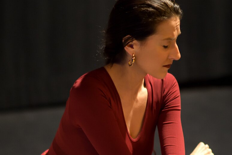 Compagnie Sohan 20260408 (28) Filage au Théâtre de l'Uchronie, avec Laurie Billotet, Malesa Rinaldi, Alicia Jacquet Carrillo. Mise en scène Laurie Billotet assistée de Emeline Descharles