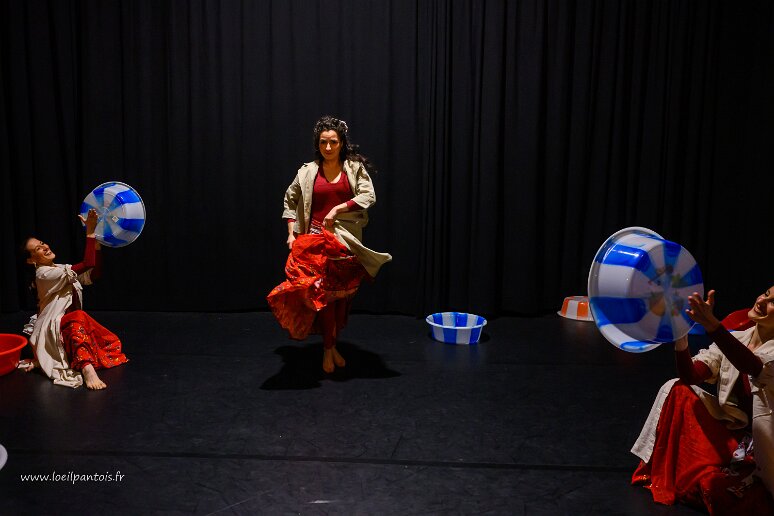 20260408__34385 Filage au Théâtre de l'Uchronie, avec Laurie Billotet, Malesa Rinaldi, Alicia Jacquet Carrillo. Mise en scène Laurie Billotet assistée de Emeline Descharles