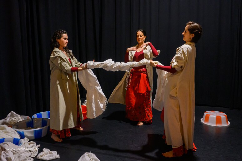 20260408__34388 Filage au Théâtre de l'Uchronie, avec Laurie Billotet, Malesa Rinaldi, Alicia Jacquet Carrillo. Mise en scène Laurie Billotet assistée de Emeline Descharles