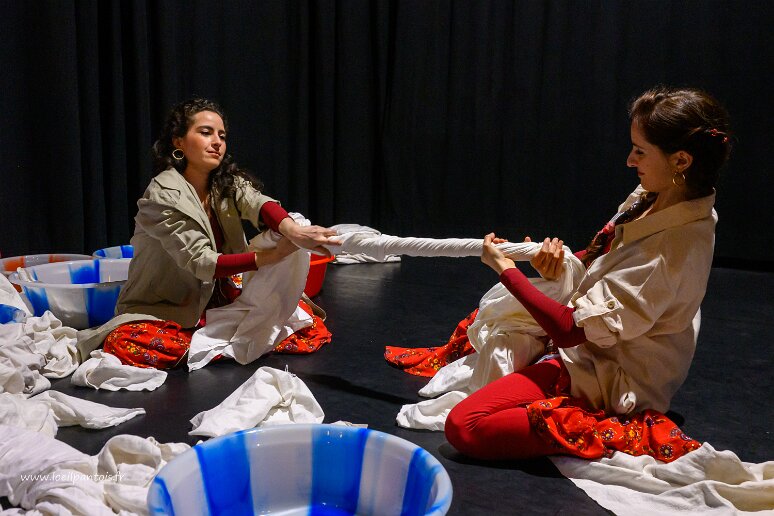 20260408__34394 Filage au Théâtre de l'Uchronie, avec Laurie Billotet, Malesa Rinaldi, Alicia Jacquet Carrillo. Mise en scène Laurie Billotet assistée de Emeline Descharles