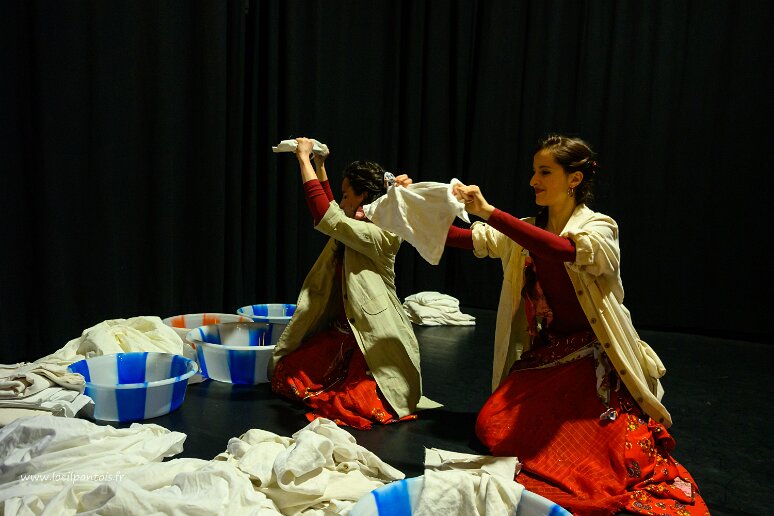 20260408__34420 Filage au Théâtre de l'Uchronie, avec Laurie Billotet, Malesa Rinaldi, Alicia Jacquet Carrillo. Mise en scène Laurie Billotet assistée de Emeline Descharles