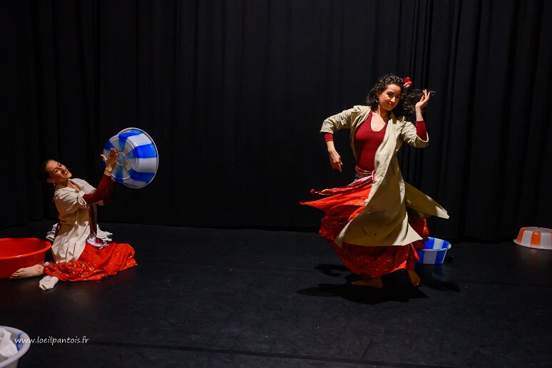 20260408__34430 Filage au Théâtre de l'Uchronie, avec Laurie Billotet, Malesa Rinaldi, Alicia Jacquet Carrillo. Mise en scène Laurie Billotet assistée de Emeline Descharles