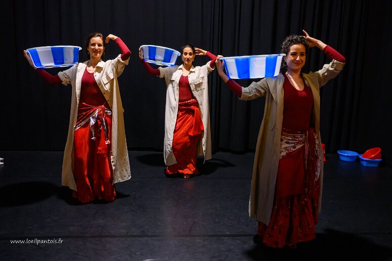 20260408__34510 Filage au Théâtre de l'Uchronie, avec Laurie Billotet, Malesa Rinaldi, Alicia Jacquet Carrillo. Mise en scène Laurie Billotet assistée de Emeline Descharles