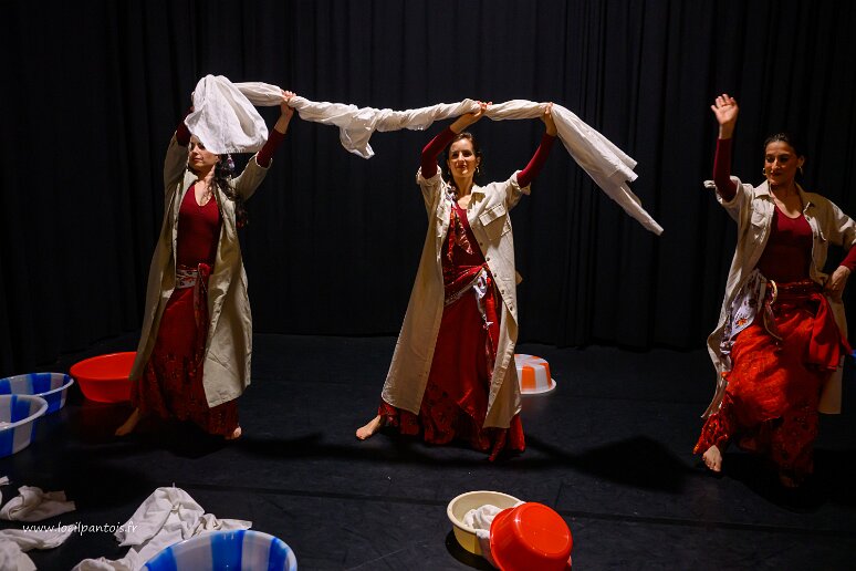 20260408__34530 Filage au Théâtre de l'Uchronie, avec Laurie Billotet, Malesa Rinaldi, Alicia Jacquet Carrillo. Mise en scène Laurie Billotet assistée de Emeline Descharles