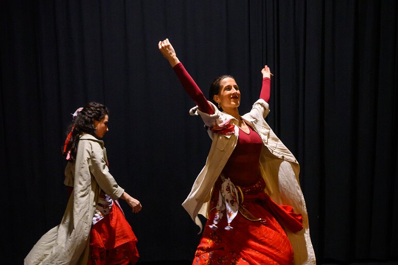 20260408__34550 Filage au Théâtre de l'Uchronie, avec Laurie Billotet, Malesa Rinaldi, Alicia Jacquet Carrillo. Mise en scène Laurie Billotet assistée de Emeline Descharles