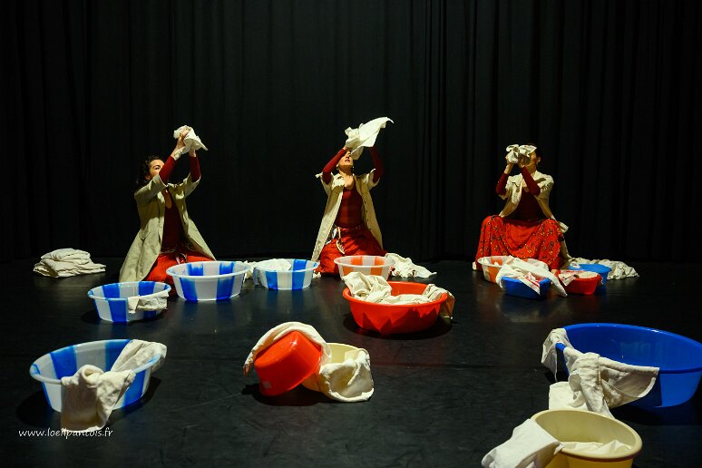 20260408__34556 Filage au Théâtre de l'Uchronie, avec Laurie Billotet, Malesa Rinaldi, Alicia Jacquet Carrillo. Mise en scène Laurie Billotet assistée de Emeline Descharles