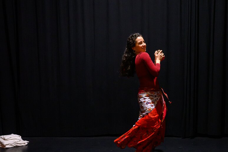 20260408__34690 Filage au Théâtre de l'Uchronie, avec Laurie Billotet, Malesa Rinaldi, Alicia Jacquet Carrillo. Mise en scène Laurie Billotet assistée de Emeline Descharles