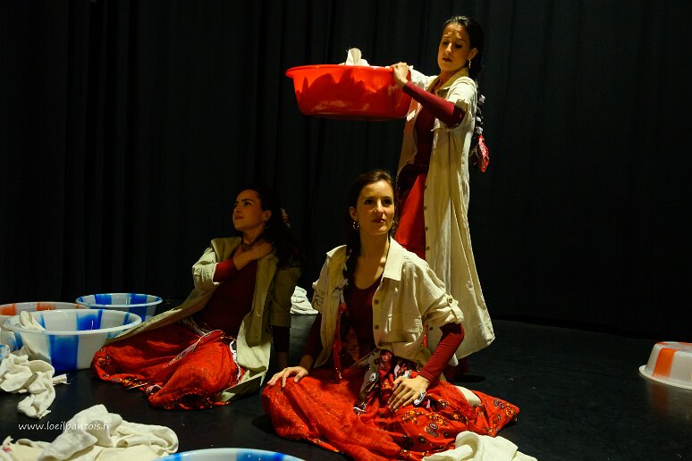 20260408__35018 Filage au Théâtre de l'Uchronie, avec Laurie Billotet, Malesa Rinaldi, Alicia Jacquet Carrillo. Mise en scène Laurie Billotet assistée de Emeline Descharles