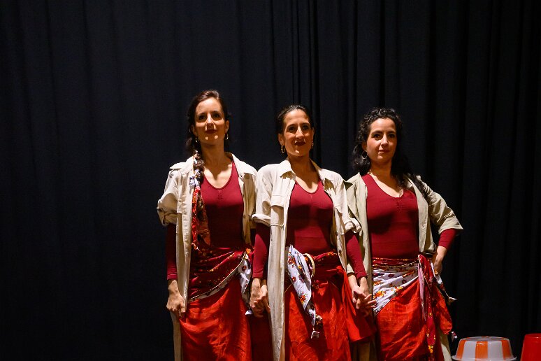 20260408__35038 Filage au Théâtre de l'Uchronie, avec Laurie Billotet, Malesa Rinaldi, Alicia Jacquet Carrillo. Mise en scène Laurie Billotet assistée de Emeline Descharles