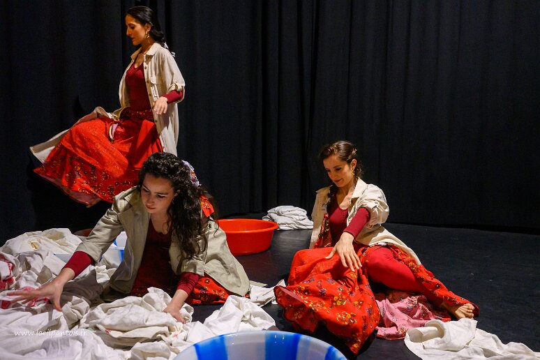 20260408__35041 Filage au Théâtre de l'Uchronie, avec Laurie Billotet, Malesa Rinaldi, Alicia Jacquet Carrillo. Mise en scène Laurie Billotet assistée de Emeline Descharles