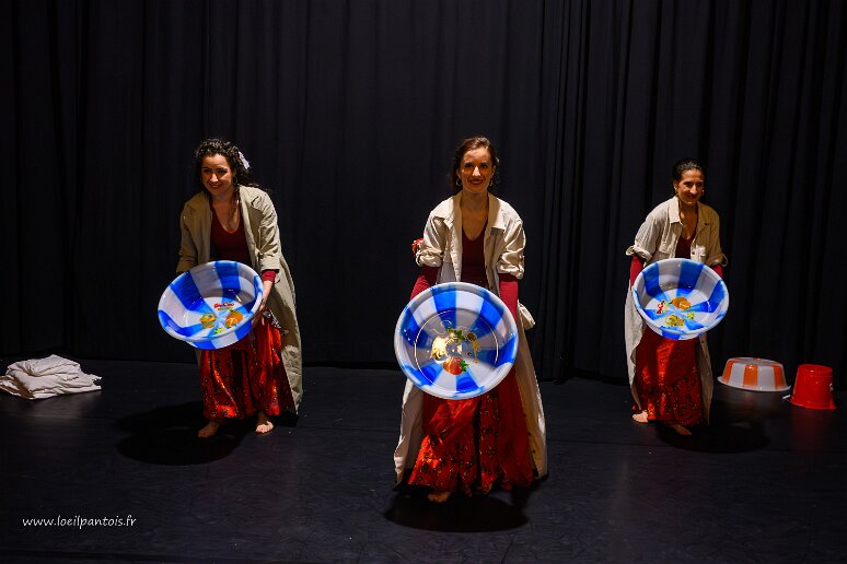 20260408__35067 Filage au Théâtre de l'Uchronie, avec Laurie Billotet, Malesa Rinaldi, Alicia Jacquet Carrillo. Mise en scène Laurie Billotet assistée de Emeline Descharles