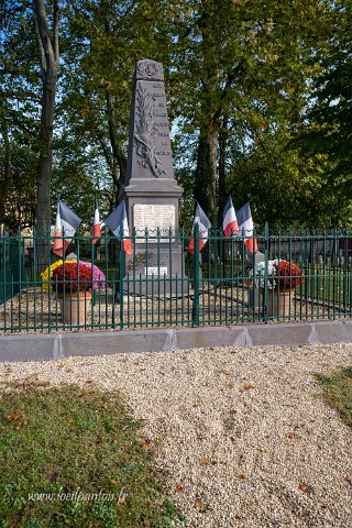 20221111__2661 Monument aux morts de Jenzat, style traditionnel local, 28 noms proviennent le la 1ere guerre mondiale, 2 de la 2e