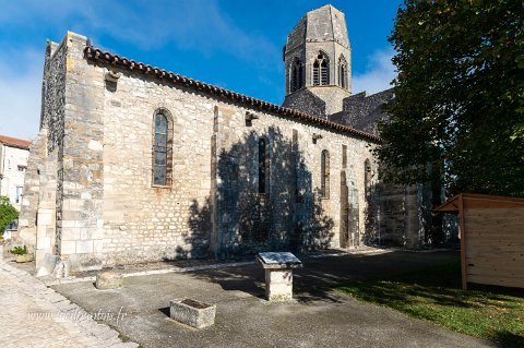 20221111__2690 Charroux, église St Jean Baptiste, commencée au XIIe s, transition entre roman et gothique . La destruction partielle du clocher gothique est d'époque inconnue.