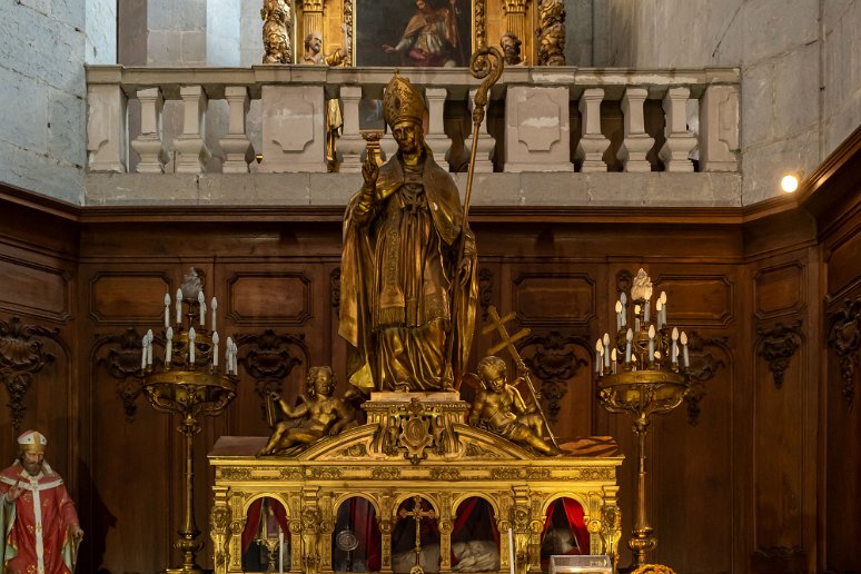 20241116__18933 Cathédrale de St Claude reliquaire de St Claude avec une effigie pour rappeler le passé et lmes restes de l'avant bras gauche et de l'index après les...