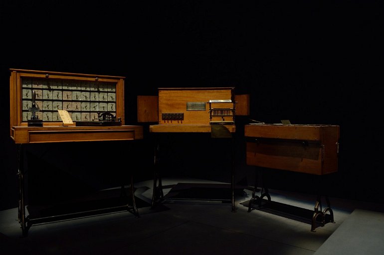Exposition l'art et la machine, machine à statistiques d'Hollrith, 1889, utilisée pour le dépouillement du recensement de la population aux Etats Unis