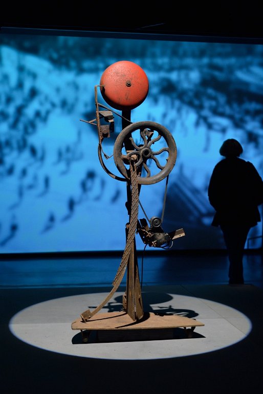 Musée des Confluences Exposition l'art et la machine, la cloche, Jean Tinguely, 1967