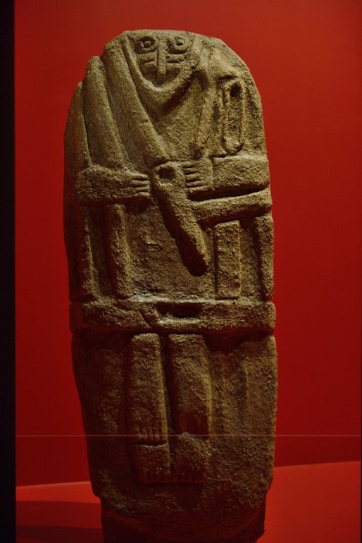 Exposition Signes de richesse, inégalités au Néolithique, statue menhir du Rouergue, statue masculine de Jas du Terral